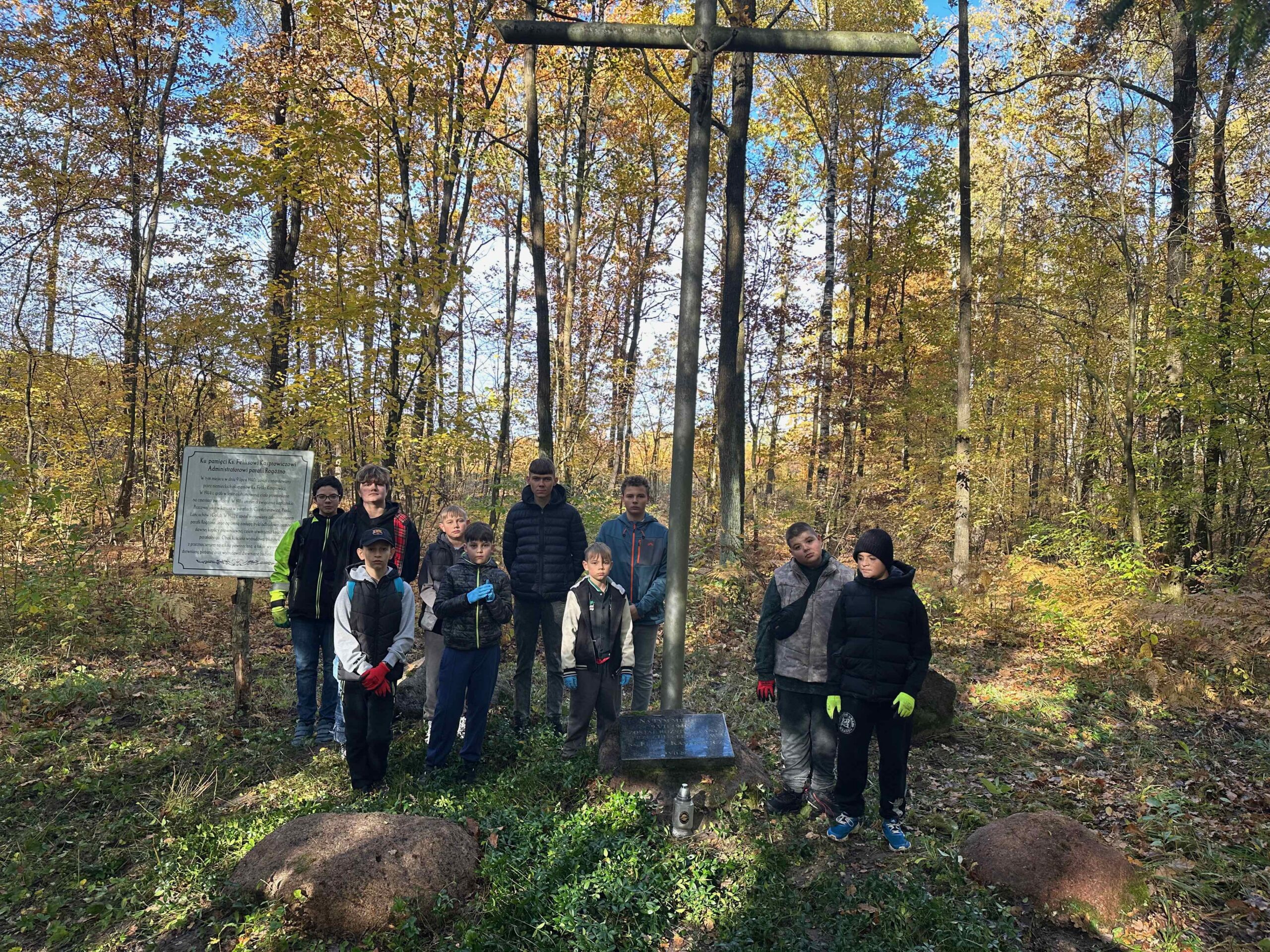 24.10.2026r. Porządkujemy miejsce upamiętniające zamordowanie ks. Feliksa Kasprowicza.
